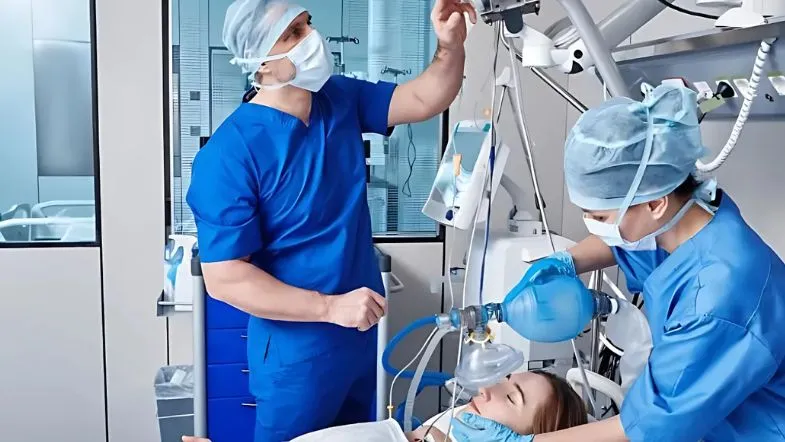 O que faz um enfermeiro de UTI? Veja as funções e competências essenciais 6 Equipe de enfermagem realizando ventilação manual e assistência intensiva a um paciente em sala de UTI.