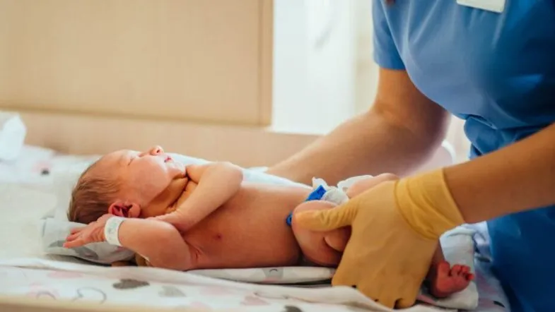 Pós em UTI Neonatal e Pediátrica: o passo decisivo para sua carreira na saúde 6 Enfermeira especializada em neonatologia cuida de recém-nascido em ambiente clínico, destacando a importância da assistência profissional nos primeiros dias de vida.