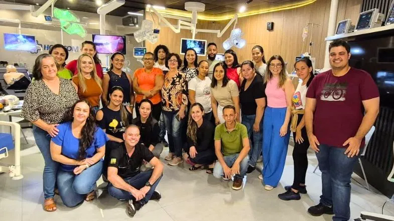 10 anos ITH: como a Faculdade transformou a educação em saúde e gestão 6 Grupo de alunos e professores reunidos em um dos laboratórios de um parceiro da Faculdade ITH, representando o espírito colaborativo e o aprendizado prático da instituição.