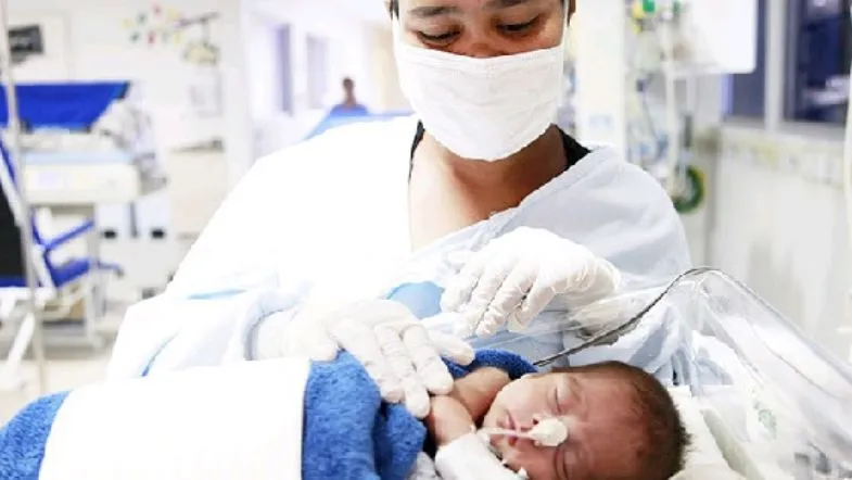 Pós em UTI Neonatal e Pediátrica: o passo decisivo para sua carreira na saúde 7 Técnica em enfermagem, especialista em UTI Neonatal e Pediátrica, realiza cuidado intensivo com recém-nascido internado em UTI Neonatal, evidenciando a complexidade e a sensibilidade exigidas na área.