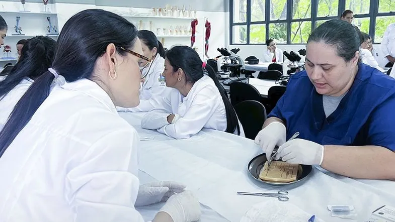10 anos ITH: como a Faculdade transformou a educação em saúde e gestão 7 Alunas da área da saúde realizando aula prática de dissecação em laboratório, com foco em habilidades clínicas e conhecimento técnico.
