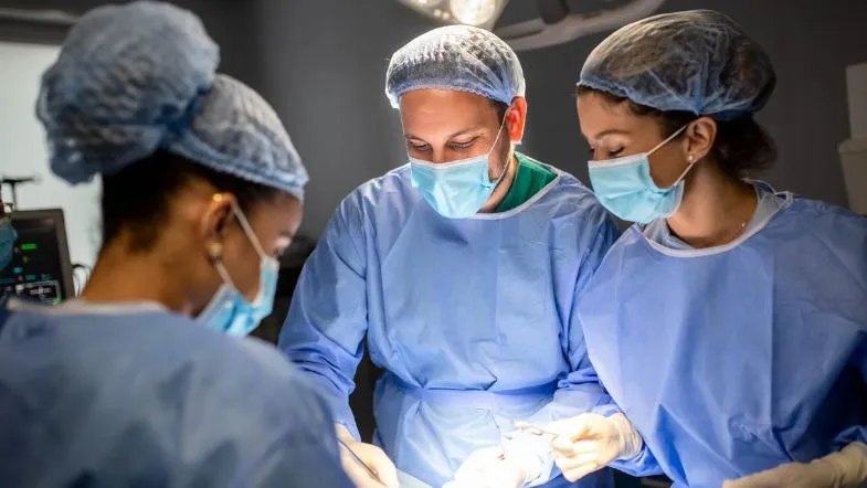 Biomedicina x Medicina: entenda as diferenças e descubra qual escolher 7 Equipe médica realizando cirurgia em centro cirúrgico.
Atuação médica, curso de Medicina, prática hospitalar, cirurgiões em ação.