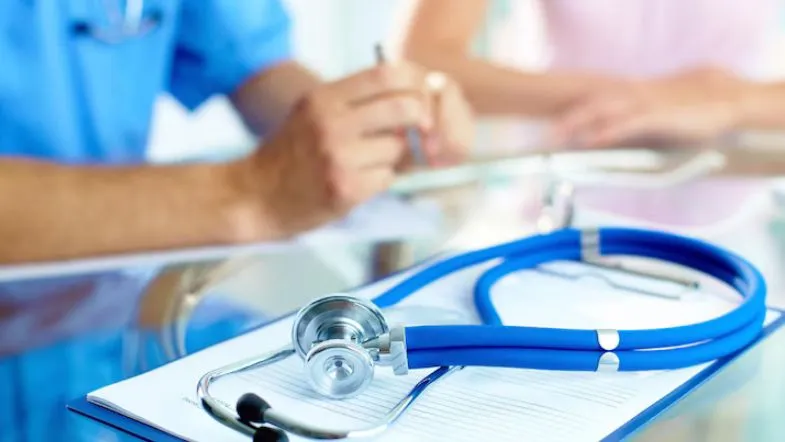 Profissional da saúde planejando trajetória na área hospitalar com foco em especialização e empregabilidade.