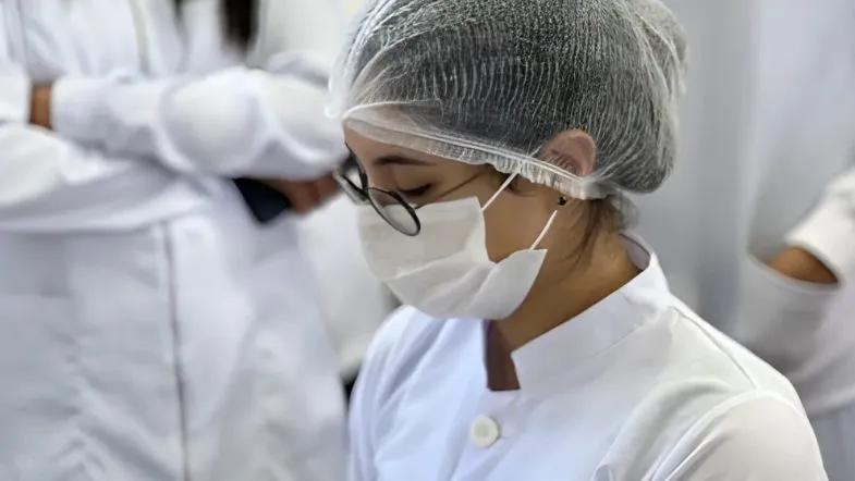 Histórias reais de transformação: como a Faculdade ITH mudou vidas e carreiras 8 Aluna de pós-graduação em saúde na Faculdade ITH concentrada durante atividade prática, destacando foco e aprendizado aplicado ao mercado.