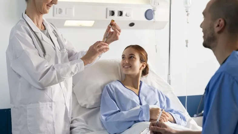 Biomedicina x Medicina: entenda as diferenças e descubra qual escolher 8 Médica sorridente administrando medicamento para paciente internada.
Atendimento médico humanizado, rotina médica, hospital, cuidado com o paciente.