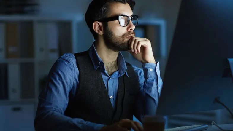 Profissional de tecnologia focado em análise de dados e inovação digital no mercado de trabalho atual.