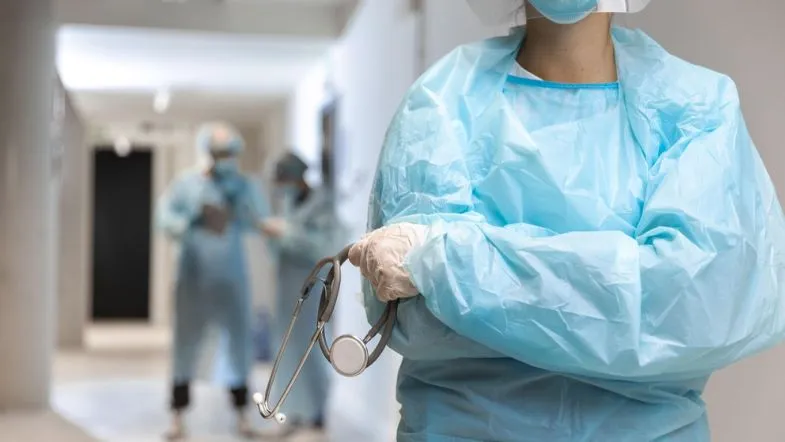 O que faz um enfermeiro de UTI? Veja as funções e competências essenciais 9 Enfermeira com jaleco e estetoscópio nos braços, pronta para iniciar atendimento em unidade de terapia intensiva.
