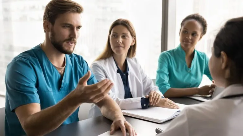 Gestão em Saúde: como o MBA transforma carreiras na área 9 Equipe multidisciplinar em reunião de planejamento hospitalar, com médicos e enfermeiros colaborando para otimizar processos e resultados na área da saúde.