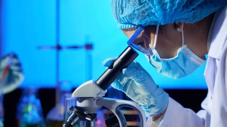 Biomedicina x Medicina: entenda as diferenças e descubra qual escolher 9 Pesquisadora biomédica observando amostra em microscópio em ambiente de laboratório.
Pesquisa científica, inovação em saúde, biotecnologia, formação em Biomedicina.