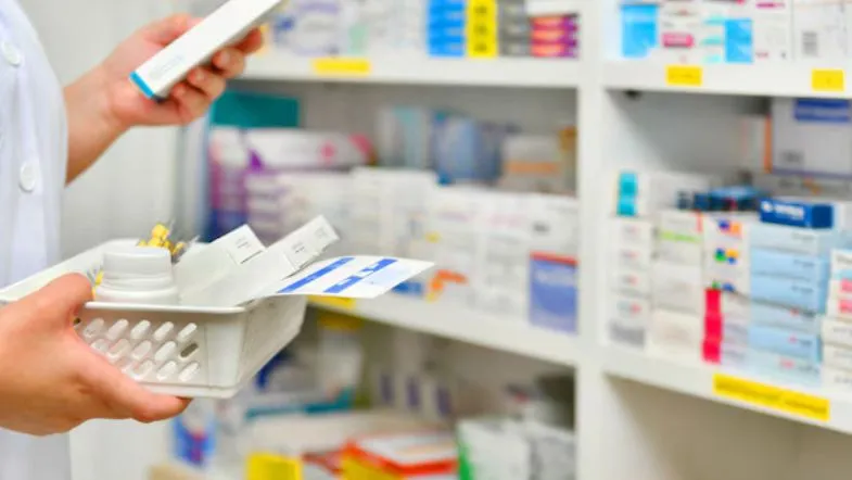 Especialização em Farmácia Hospitalar: descubra como se destacar no mercado da saúde 9 Farmacêutico hospitalar realizando dispensação segura de medicamentos, com foco em organização, rastreabilidade e segurança do paciente.