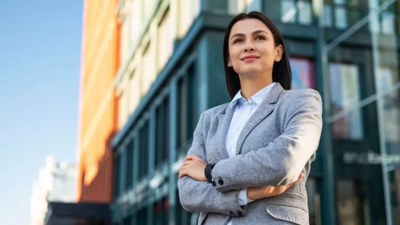 Jovem profissional pronta para liderança e crescimento na carreira com foco em propósito e sucesso.