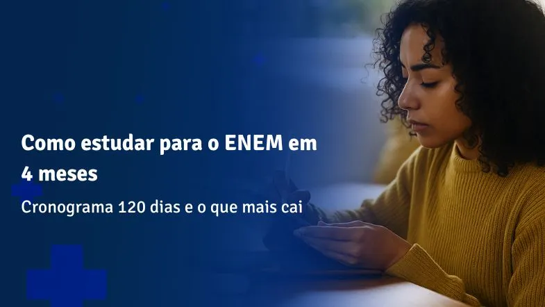 Jovem mulher de cabelos cacheados usando suéter amarelo, concentrada ao escrever em um caderno durante o estudo.