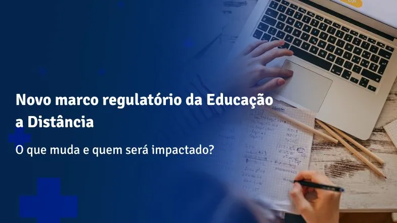 Imagem de uma pessoa estudando com notebook e anotações, ao lado do título “Novo marco regulatório da Educação a Distância: o que muda e quem será impactado”.