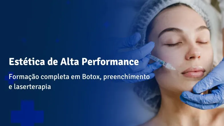 Profissional da estética aplicando toxina botulínica na face de uma paciente com olhos fechados.