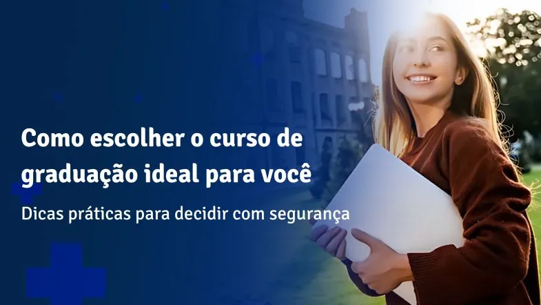 Estudante sorridente em frente ao campus universitário segurando materiais, representando a escolha do curso de graduação ideal.