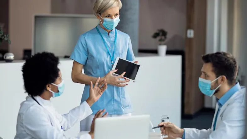 Equipe multiprofissional da saúde reunida para discutir gestão hospitalar, liderança e segurança do paciente, formações oferecidas pela Faculdade ITH.