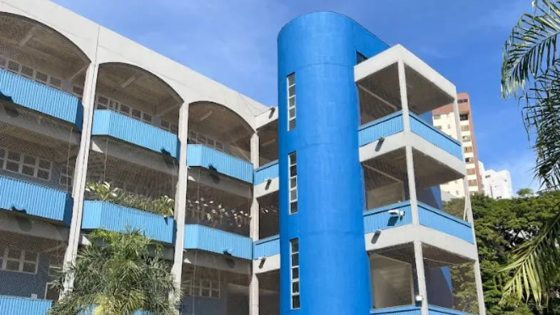 Como escolher o curso de graduação ideal para você: dicas práticas para decidir com segurança 8 Prédio universitário com arquitetura moderna, simbolizando infraestrutura de apoio para estudantes de graduação.