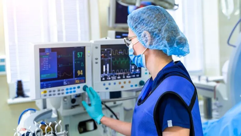 Especialização Técnica em Urgência e Emergência: vale a pena investir nesse curso? 8 Técnico de enfermagem monitorando sinais vitais em equipamento hospitalar durante prática de urgência e emergência.