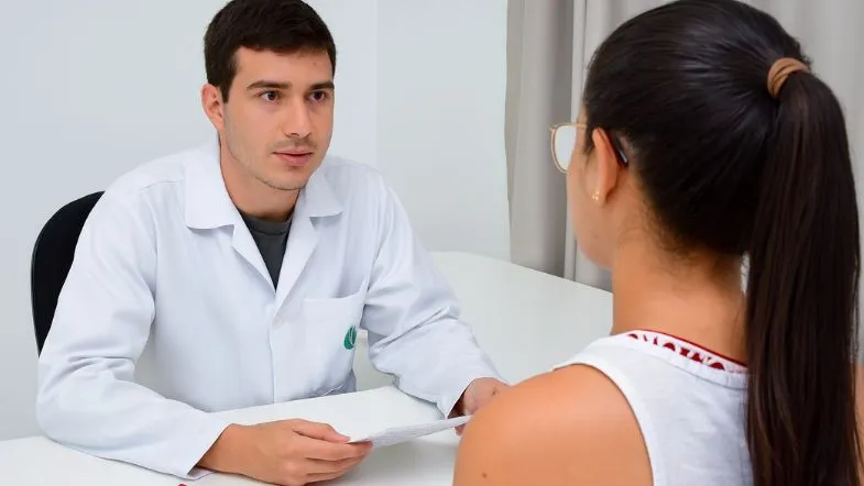 Nutricionista atende paciente em consultório, reforçando a importância do cuidado personalizado.