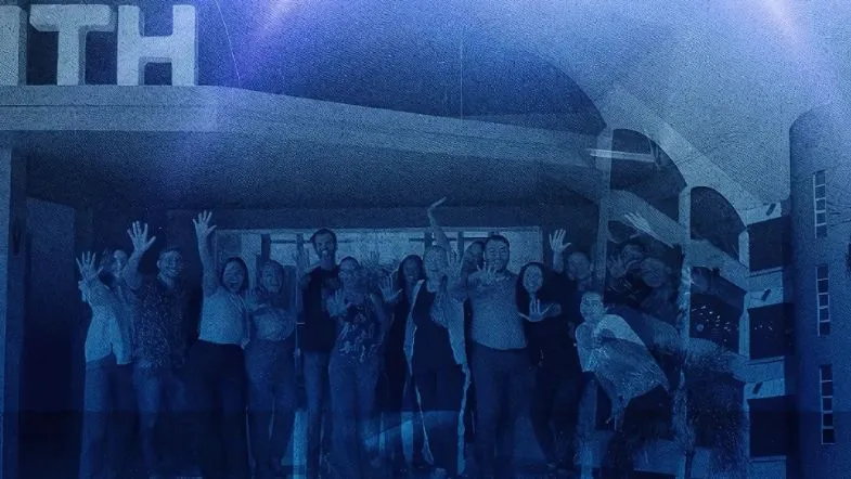 Equipe de professores e colaboradores da Faculdade ITH comemorando prêmio da Revista Exame e nota máxima no MEC.