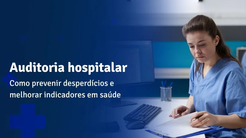 Enfermeira com jaleco azul analisando documentos ao lado de um computador, em ambiente hospitalar, representando a atuação em auditoria hospitalar.