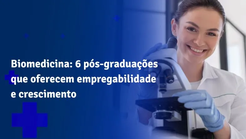 Biomédica sorridente usando microscópio em laboratório moderno.