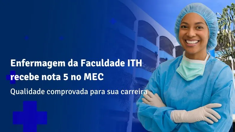 Estudante de enfermagem sorridente com jaleco e touca cirúrgica em frente à Faculdade ITH.