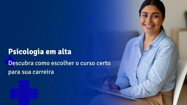 Estudante de Psicologia sorridente com caderno no colo, representando escolha de curso com teoria e prática.