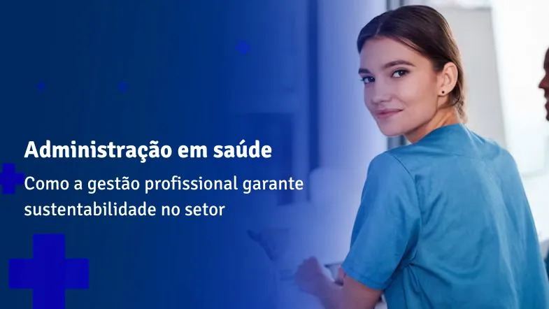 Profissional de saúde sorridente com jaleco azul, representando a importância da gestão em saúde para a sustentabilidade do setor.