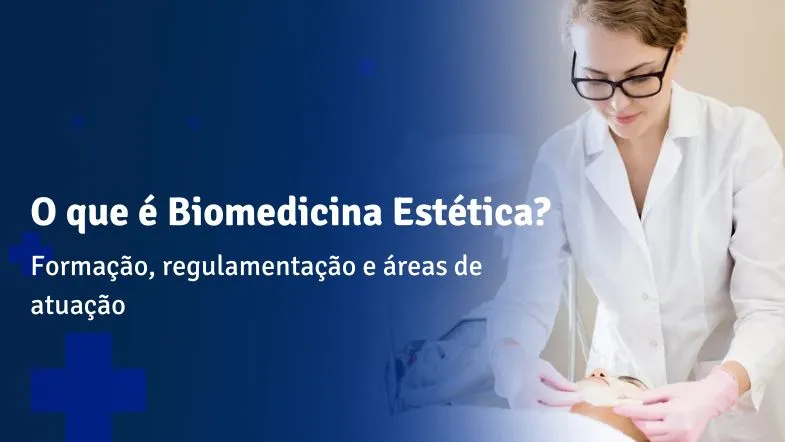Biomédica estética realizando procedimento facial com luvas rosas e jaleco branco, representando atuação clínica e regulamentada na área da estética.