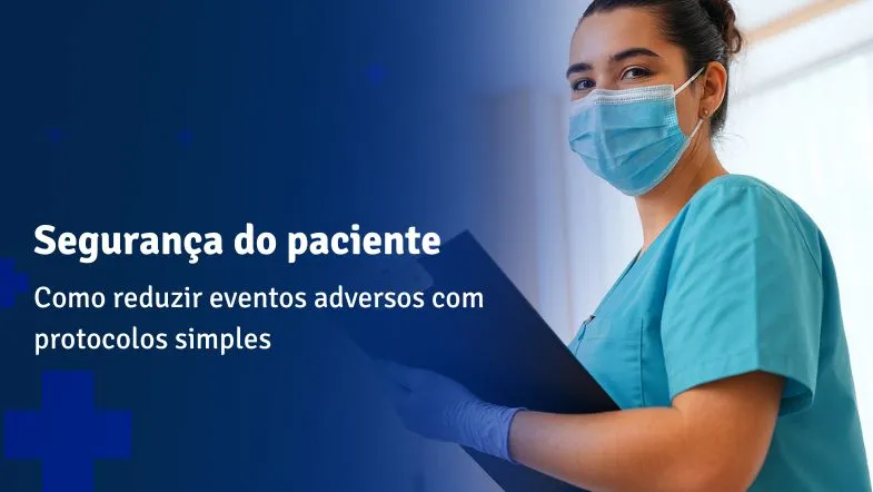 Profissional de enfermagem com máscara segura prancheta enquanto se prepara para atendimento clínico.