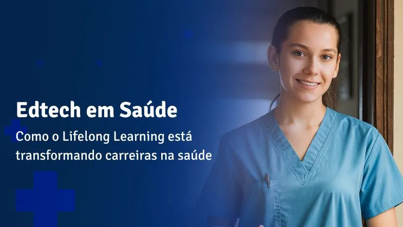 Profissional da saúde com uniforme azul sorri em ambiente clínico, simbolizando como a edtech em saúde está promovendo o lifelong learning.