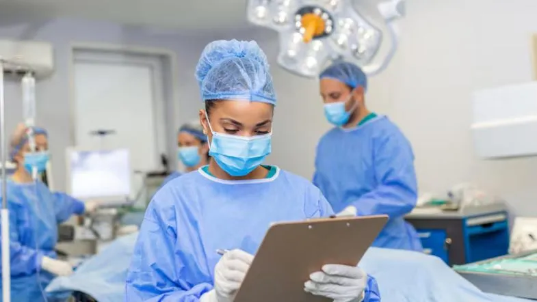 Classificação de risco em urgência e emergência: entenda o papel essencial do enfermeiro 11 Equipe de enfermagem em centro cirúrgico registrando dados essenciais para assistência em urgência e emergência.