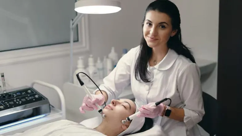 Estética Avançada: como o Ultraformer MPT pode transformar sua carreira 13 Esteticista realiza procedimento minimamente invasivo em paciente com equipamento de estética avançada.