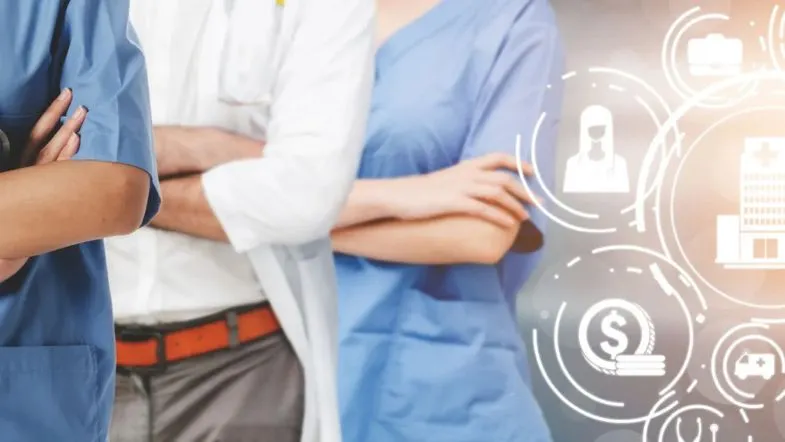 Edtech em Saúde: como o lifelong learning está transformando carreiras na saúde 12 Grupo de profissionais da saúde com braços cruzados, ao fundo de ícones tecnológicos, indicando transformação digital promovida por edtechs.