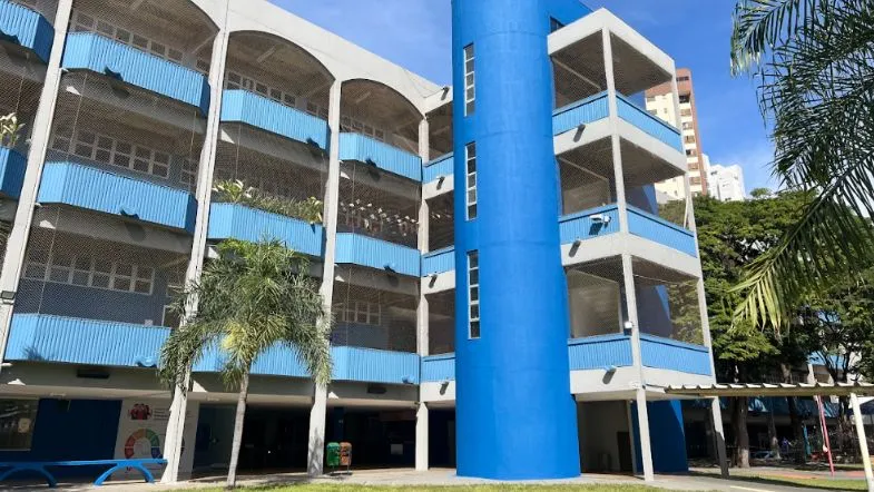 Fachada principal da Faculdade ITH com prédio moderno e estrutura ampla.