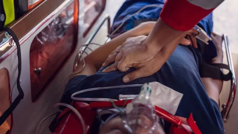Classificação de risco em urgência e emergência: entenda o papel essencial do enfermeiro 13 Enfermeiro realizando massagem cardíaca em paciente em situação crítica durante atendimento de urgência e emergência.