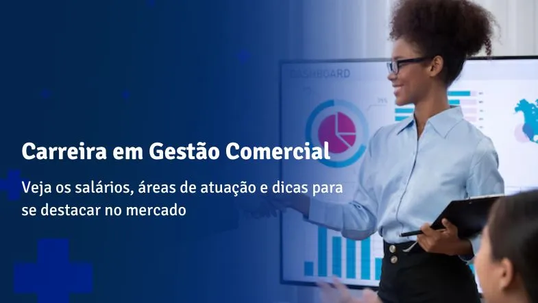 Mulher negra apresentando gráficos em uma tela durante reunião corporativa sobre metas comerciais.