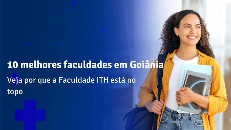 Mulher sorridente com mochila e cadernos, representando alunos das melhores faculdades em Goiânia.