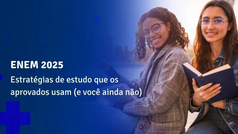 Duas estudantes sorrindo enquanto estudam juntas com livros, simbolizando estratégias colaborativas para o ENEM 2025.