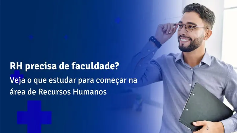 Profissional de Recursos Humanos sorrindo enquanto segura uma pasta e ajusta os óculos em ambiente corporativo.