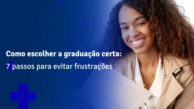 Estudante sorridente segura um caderno enquanto escolhe a graduação certa para o futuro profissional.
