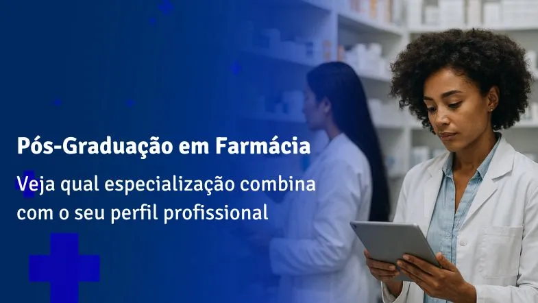 Farmacêutica analisando dados em tablet dentro da farmácia, representando a importância da pós-graduação em Farmácia para atuação clínica.