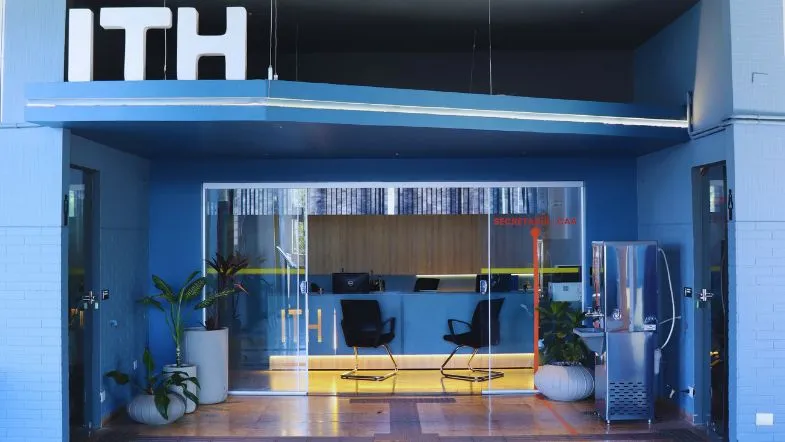 Fachada moderna da Faculdade ITH em Goiânia, instituição reconhecida pelo MEC pela qualidade e inovação.