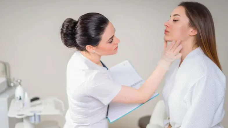 Procedimentos minimamente invasivos que transformam carreiras na estética 6 Especialista em estética avançada avalia a pele de paciente antes de tratamento minimamente invasivo facial.