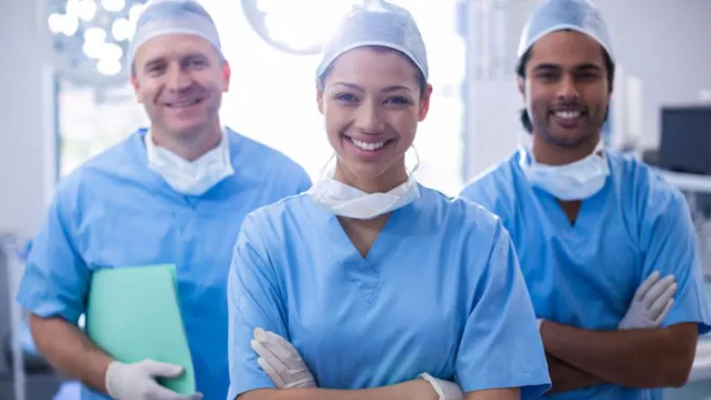Como a saúde mental vai redefinir a gestão hospitalar nos próximos anos 6 Equipe médica confiante e sorridente simbolizando liderança e motivação dentro da gestão hospitalar.