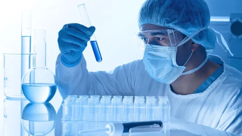 Profissional da saúde analisa amostra em laboratório, representando o rigor técnico e científico da perícia judicial em saúde.