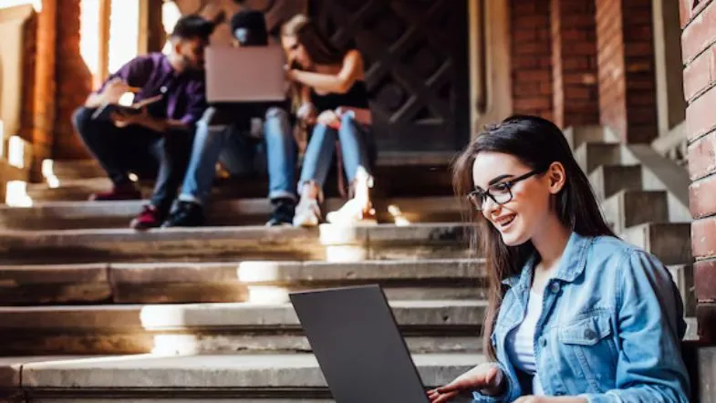 Alunos estudando em grupo, símbolo da flexibilidade e da metodologia ativa das faculdades modernas.