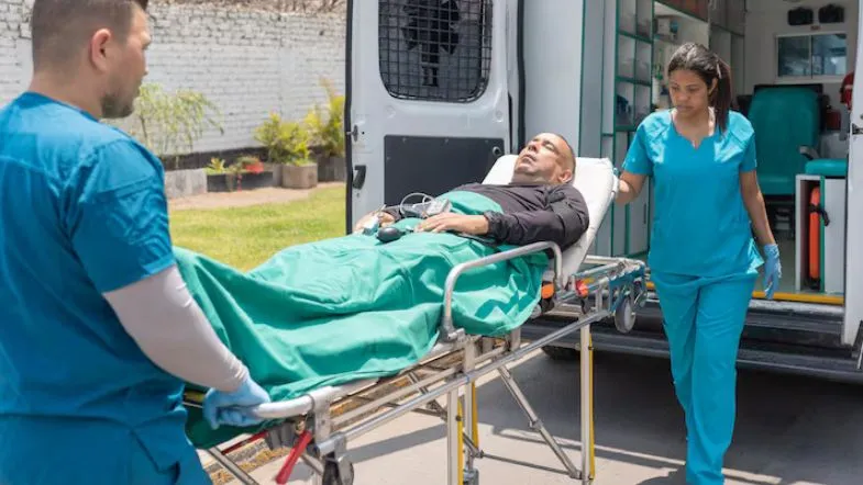 Dia Mundial do AVC: aumento entre jovens reforça a importância da formação em saúde 7 Equipe de profissionais de saúde realiza atendimento de emergência e transporte de paciente com suspeita de AVC.