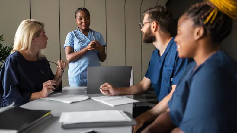 Como a saúde mental vai redefinir a gestão hospitalar nos próximos anos 7 Profissionais de saúde reunidos em uma reunião estratégica sobre melhorias na gestão hospitalar.